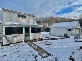 120 Cotter Rd in Aliquippa, PA - Building Photo