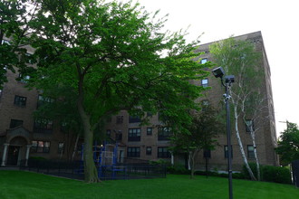 Gateway Apartments in Far Rockaway, NY - Foto de edificio - Building Photo