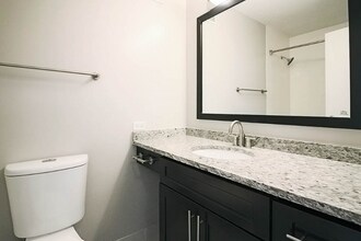 70 W Huron St in Chicago, IL - Foto de edificio - Building Photo