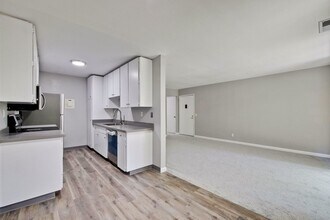 2466 W Bayshore Rd in Palo Alto, CA - Building Photo - Building Photo