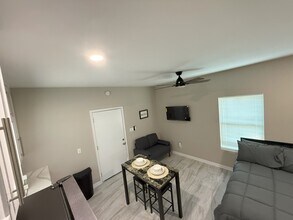 5712 Abbey Ct, Unit A in Brownsville, TX - Foto de edificio - Building Photo