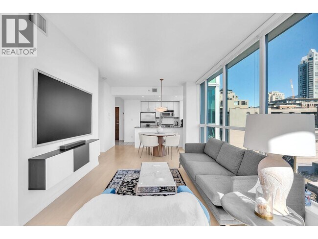138 E Esplanade in North Vancouver, BC - Building Photo - Building Photo