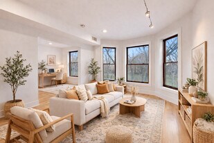 2132 N Oakley Ave, Unit 2 in Chicago, IL - Building Photo