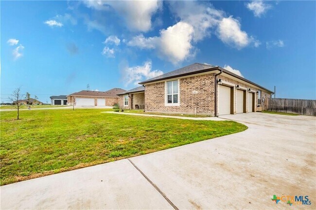 8119 Green Hill Dr in Salado, TX - Building Photo - Building Photo