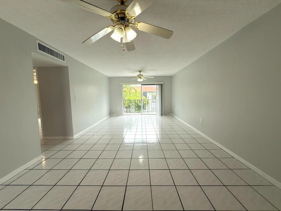 805 W Oakland Park Blvd, Unit #D19 in Wilton Manors, FL - Building Photo