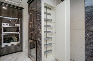 5711 Sugar Hill Dr in Houston, TX - Building Photo