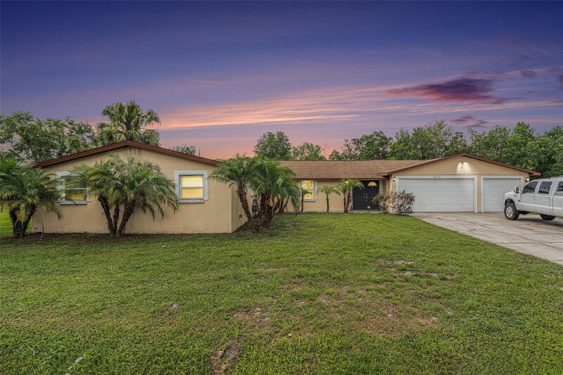 9220 McIntosh Rd in Dover, FL - Building Photo