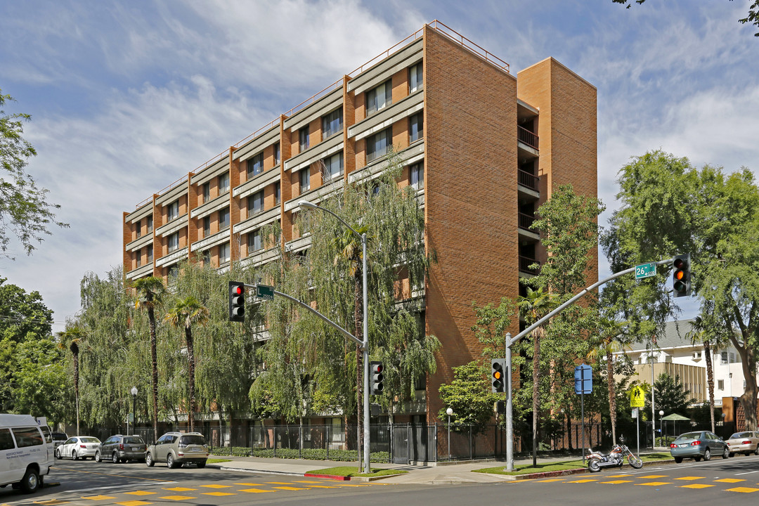 Sutter View Apartments in Sacramento, CA - Building Photo