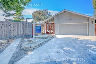 2717 Palomino Ln in Modesto, CA - Building Photo - Building Photo
