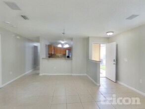 7944 Cherry Blossom Dr S in Jacksonville, FL - Foto de edificio - Building Photo