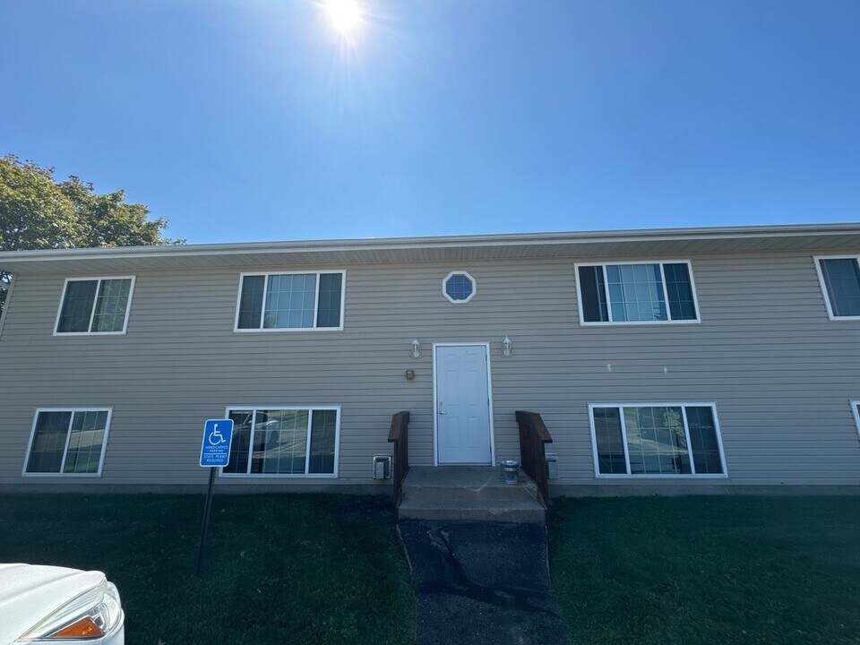 3080 9th St in Marion, IA - Building Photo