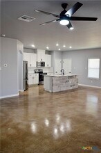 745 Freedom Cir in Nolanville, TX - Foto de edificio - Building Photo