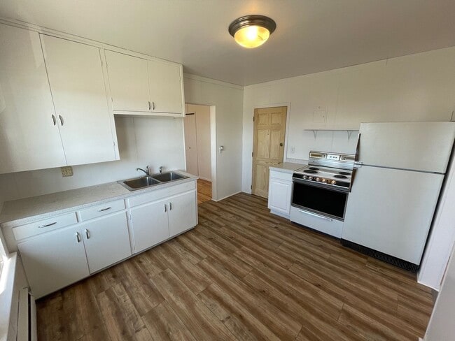 property at 215 N 5th St