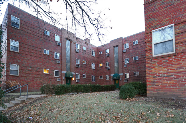 Hampton Courtyard Apartments in St. Louis, MO - Building Photo - Building Photo