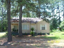 704 Bell Dr in Dublin, GA - Building Photo