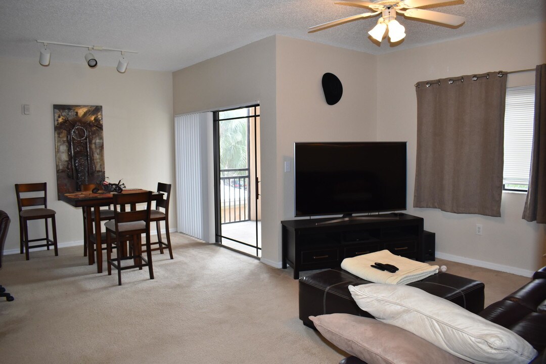 2807 Veronia Dr-Unit -202 in Palm Beach Gardens, FL - Building Photo