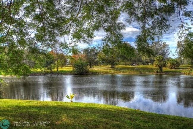 3499 Oaks Way in Pompano Beach, FL - Building Photo - Building Photo