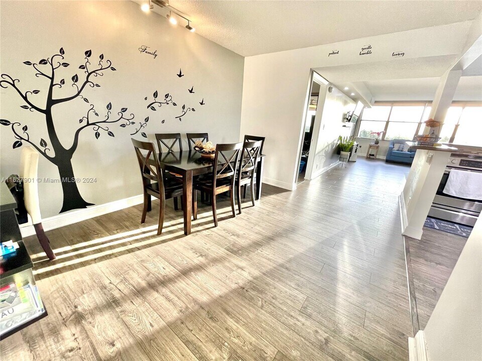 16300 Golf Club Rd, Unit 818 in Weston, FL - Building Photo