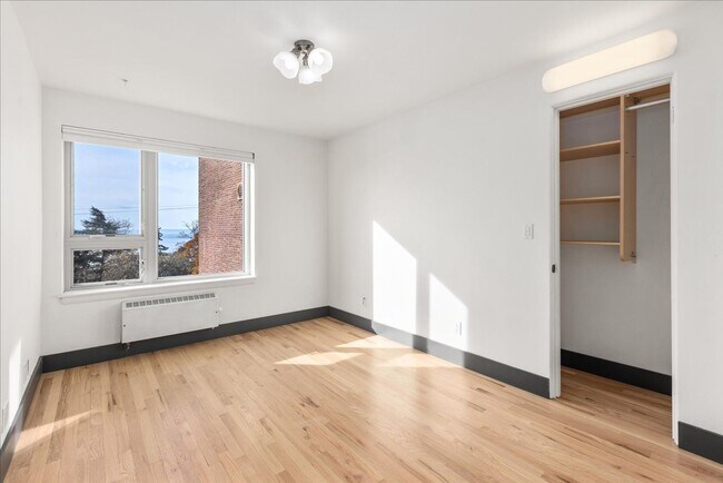 530 W Olympic Pl in Seattle, WA - Building Photo - Building Photo