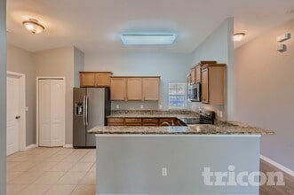 364 Winthrop Dr in Spring Hill, FL - Foto de edificio - Building Photo