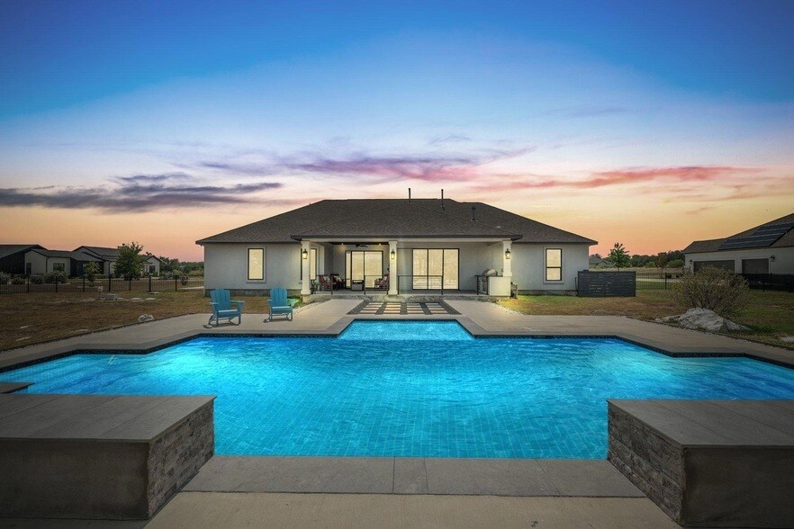 104 Rolling Hills Ct in Spicewood, TX - Building Photo