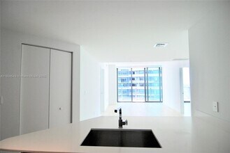 1300 S Miami Ave, Unit 4409 in Miami, FL - Building Photo - Building Photo