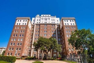 329 E Colorado Blvd in Dallas, TX - Building Photo - Building Photo