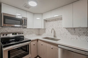 Sunrise on 35th in Phoenix, AZ - Building Photo