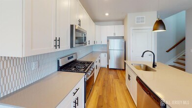 708 Fernandez Ct in Sayreville, NJ - Building Photo - Building Photo