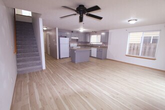 455 Donna Dr in Newberg, OR - Building Photo - Building Photo