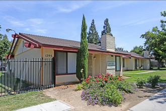 Lincoln Garden Apartments in Merced, CA - Building Photo - Building Photo