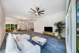 9400 E Bay Harbor Dr in Bay Harbor Islands, FL - Building Photo