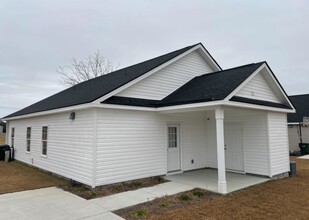 210 S Main St in Pembroke, GA - Foto de edificio - Building Photo