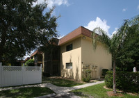 Pinecrest Arms in Sarasota, FL - Foto de edificio - Building Photo