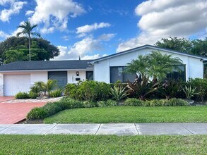10401 SW 93rd St in Miami, FL - Building Photo - Building Photo
