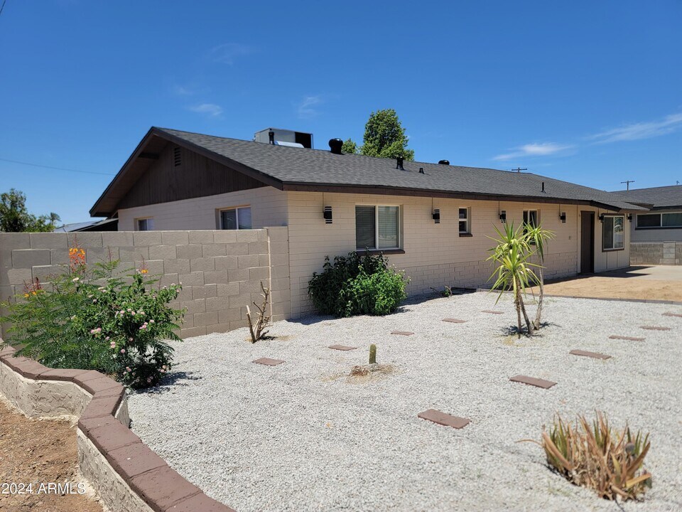 8802 N 11th Pl in Phoenix, AZ - Foto de edificio