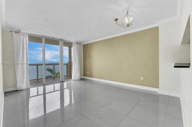 1625 Kennedy Cswy in North Bay Village, FL - Building Photo - Building Photo