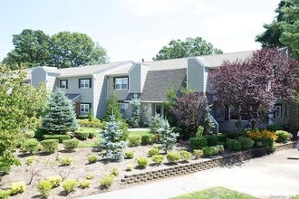 349 Lake Pointe Ct in Middle Island, NY - Building Photo - Building Photo