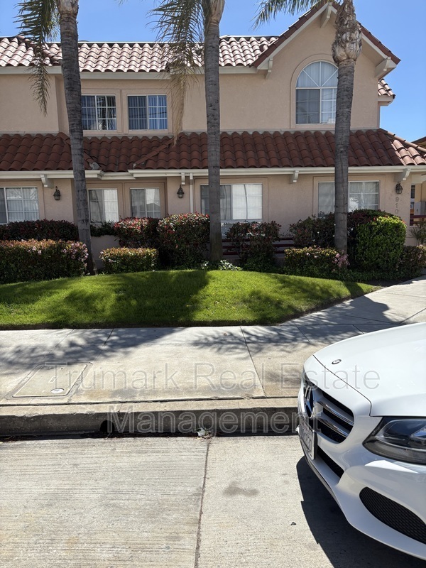 property at 910 E Wilson Ave