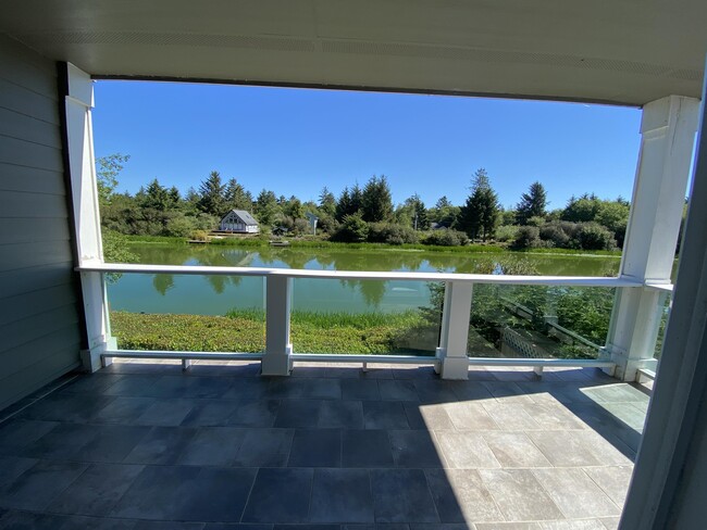 978 Point Brown Ave SE in Ocean Shores, WA - Foto de edificio - Building Photo