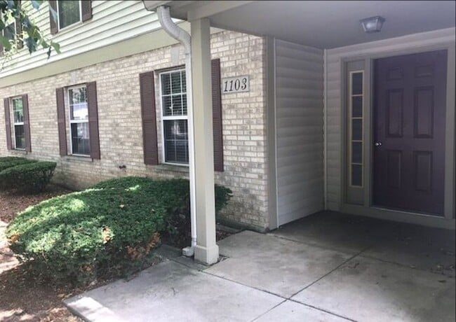 1103 Stratford Ct in Elgin, IL - Building Photo - Building Photo