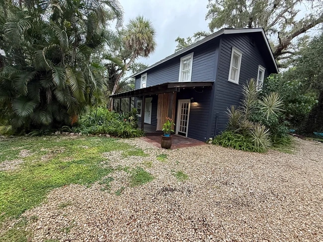 2795 Riverside Dr, Unit #2 in Sarasota, FL - Foto de edificio - Building Photo