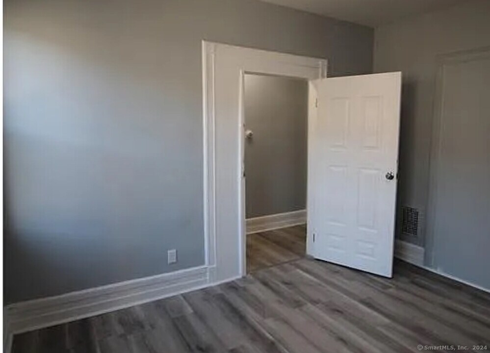 301 Dover St-Unit -2 in Bridgeport, CT - Building Photo