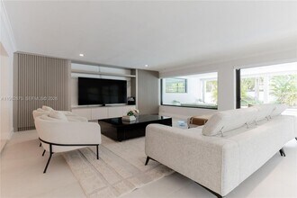 7300 SW 77th Ave in Miami, FL - Building Photo - Building Photo