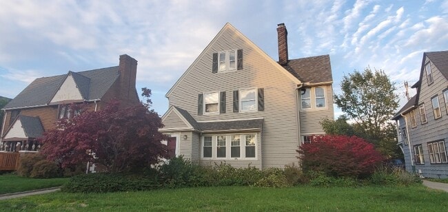 2921 Ludlow Rd