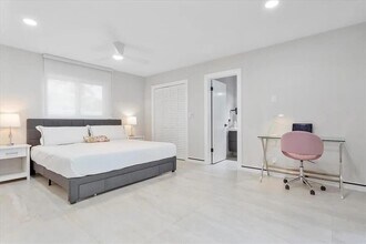 233 SE 4th Ter in Dania Beach, FL - Foto de edificio - Building Photo