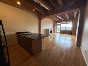 333 S Desplaines St in Chicago, IL - Building Photo - Building Photo