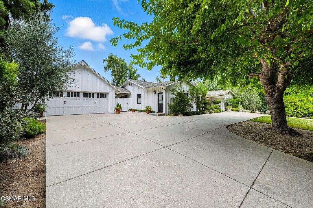 5101 Vanalden Ave in Los Angeles, CA - Building Photo