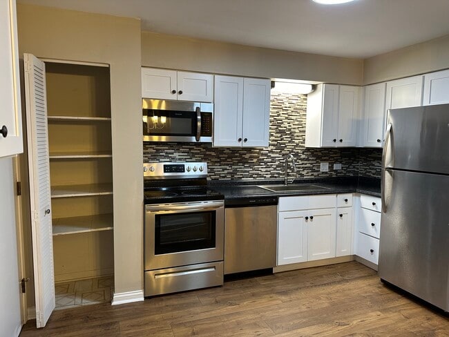 2327 Ogden Ave in Downers Grove, IL - Building Photo - Building Photo