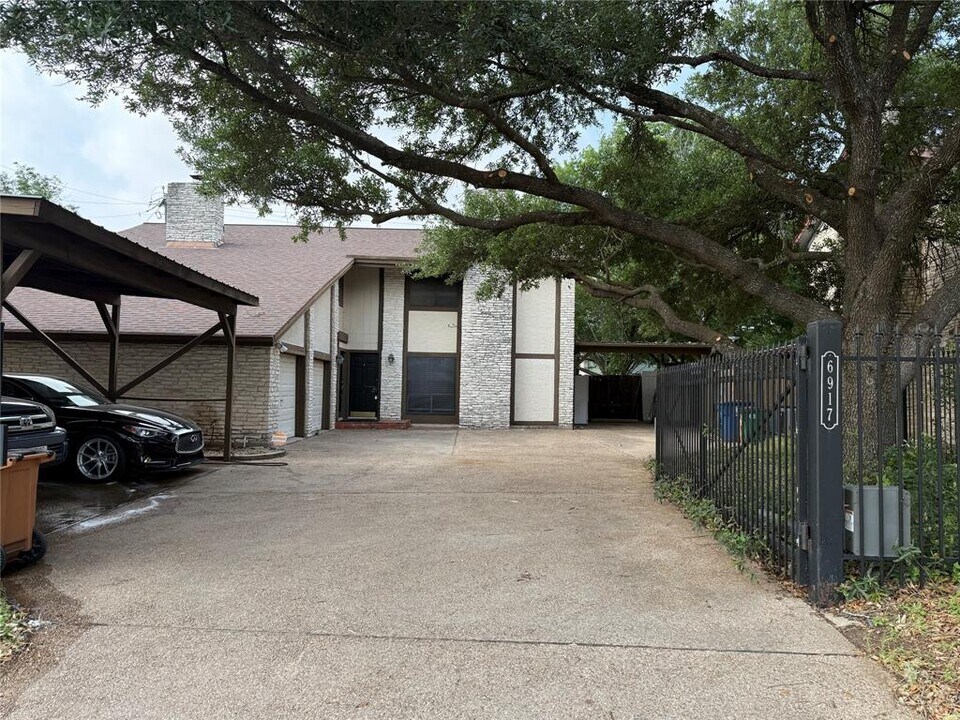 6917 Scenic Brook Dr in Austin, TX - Building Photo